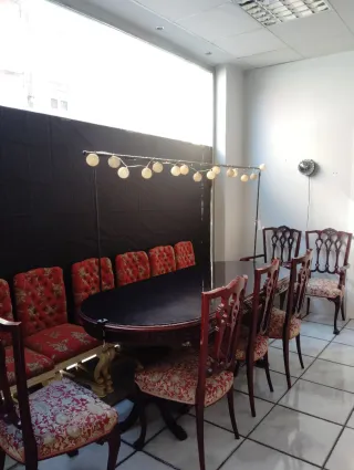 Mesa, aparadores y sillas