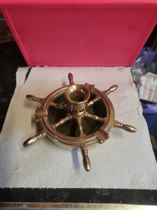 Cenicero timón con vela y figura