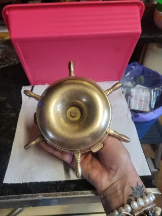 Cenicero timón con vela y figura