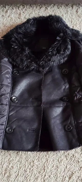 Chaqueta Salsa Negra con Cuello Peludo