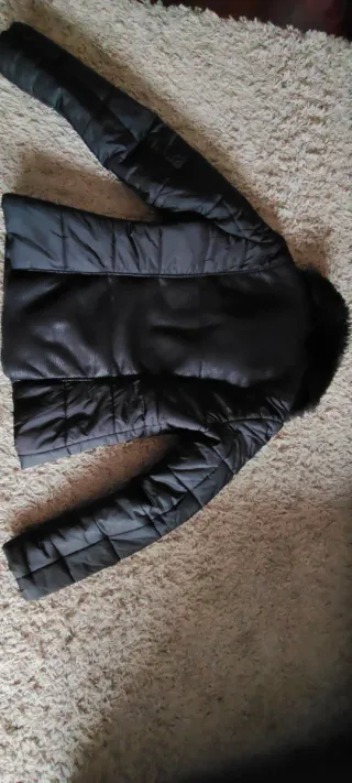 Chaqueta Salsa Negra con Cuello Peludo