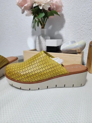 Zuecos de piel amarillos talla 40