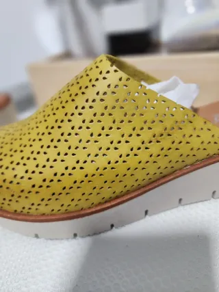 Zuecos de piel amarillos talla 40
