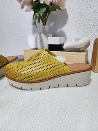 Zuecos de piel amarillos talla 40