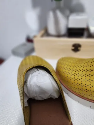 Zuecos de piel amarillos talla 40