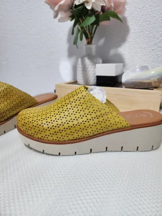 Zuecos de piel amarillos talla 40
