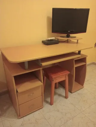 Escritorio con base para TV en perfecto estado .