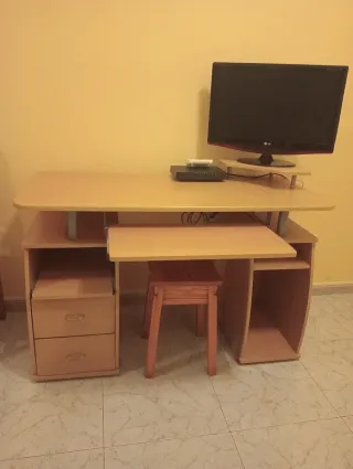Escritorio con base para TV en perfecto estado .