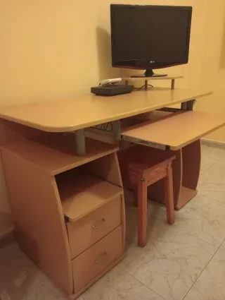 Escritorio con base para TV en perfecto estado .