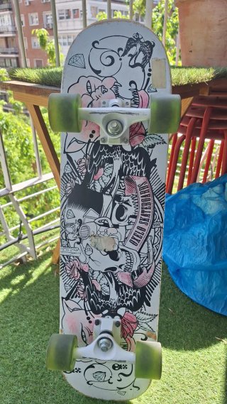 Monopatín Oxelo Skateboard Diseño Calaveras