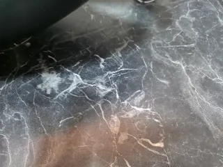 Mueble de baño con lavabo y grifo