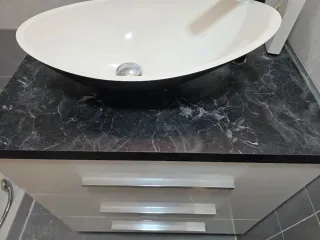 Mueble de baño con lavabo y grifo