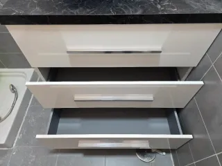 Mueble de baño con lavabo y grifo