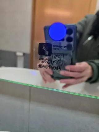 Mueble de baño con lavabo y grifo