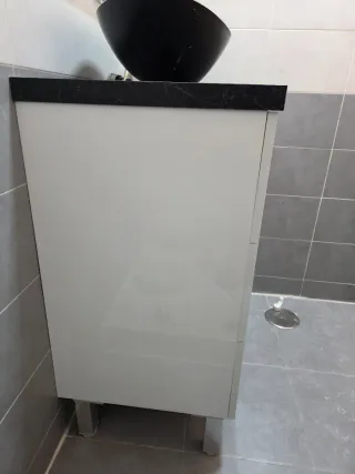 Mueble de baño con lavabo y grifo