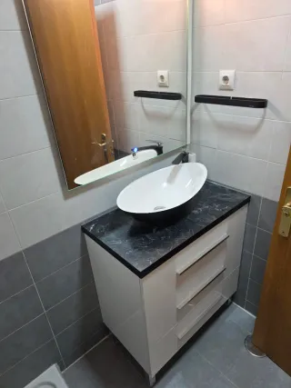 Mueble de baño con lavabo y grifo