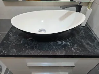 Mueble de baño con lavabo y grifo