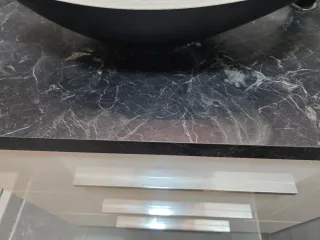 Mueble de baño con lavabo y grifo