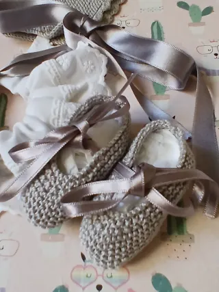 capota, patucos y cuello hecho a mano recién naci