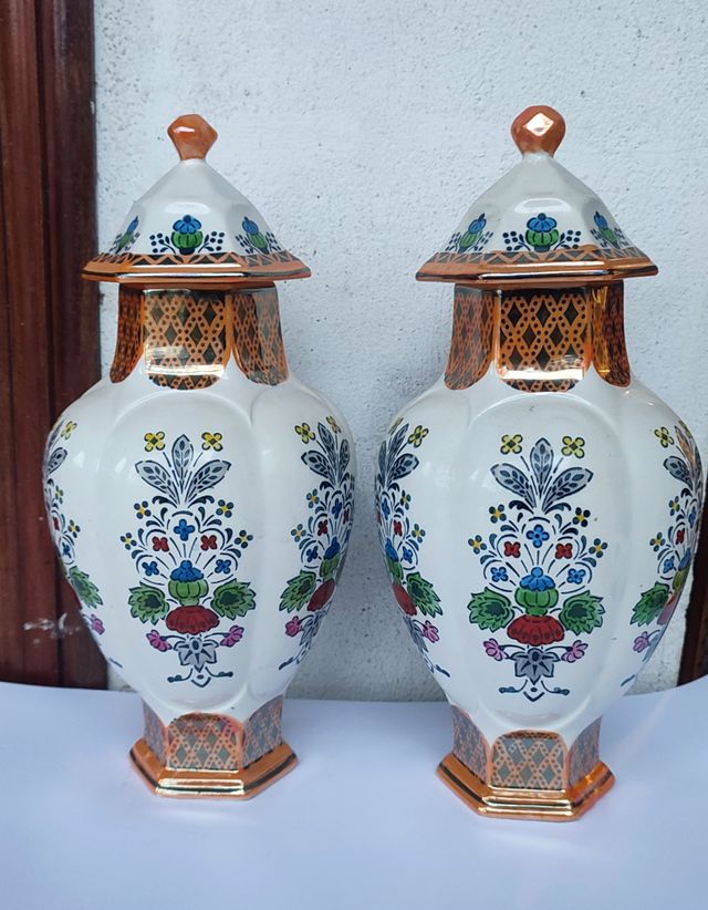 Coppia di vasi in porcellana decorati con fiori multicolore su sfondo bianco, anni '20, con sigillo e in ottime condizioni