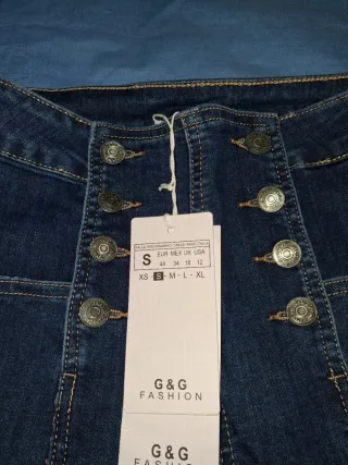 Pantalón vaquero tiro alto botones