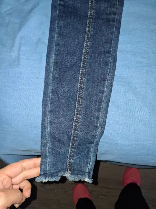 Pantalón vaquero tiro alto botones