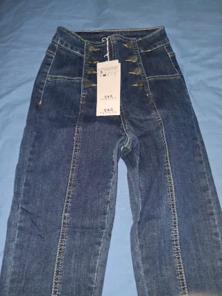 Pantalón vaquero tiro alto botones