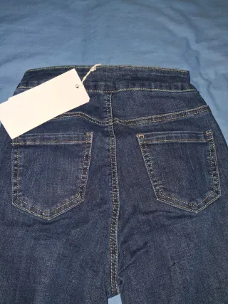 Pantalón vaquero tiro alto botones