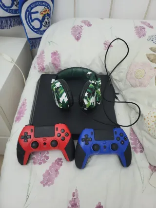 PS4 con 2 mandos y cascos (poco uso)