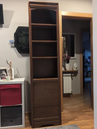 Estantería de madera con baldas y cajones