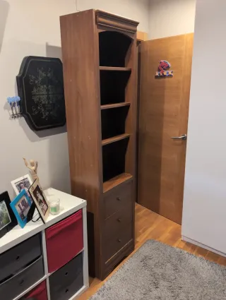 Estantería de madera con baldas y cajones