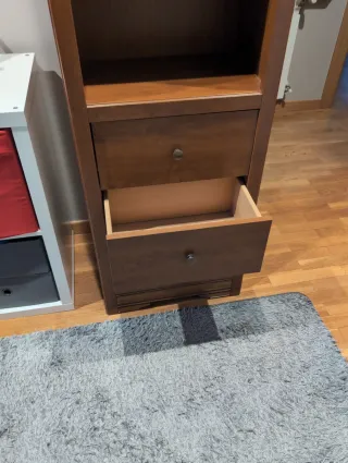 Estantería de madera con baldas y cajones