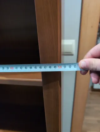 Estantería de madera con baldas y cajones