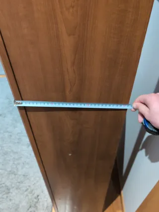 Estantería de madera con baldas y cajones