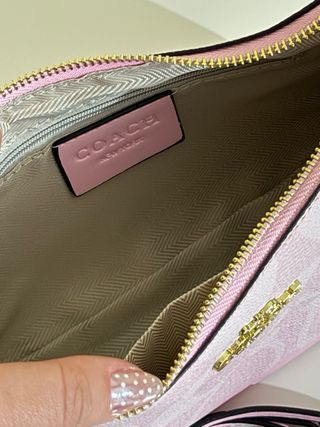 Bolsa Coach Rosa com Detalhes Dourados