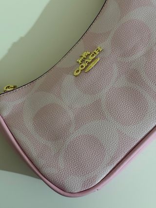 Bolsa Coach Rosa com Detalhes Dourados