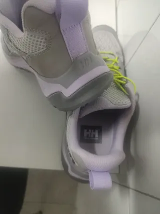Zapatillas Helly Hansen grises y moradas