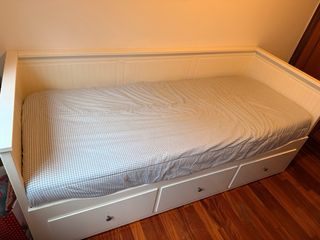 Cama diván blanca con 3 cajones