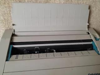 Máquina de escribir electrónica Triumph-Adler G100