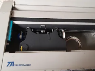 Máquina de escribir electrónica Triumph-Adler G100