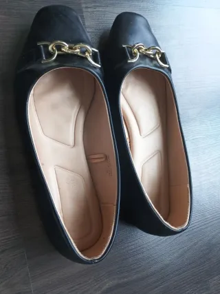 Manoletinas negras punta cuadrada con cadena