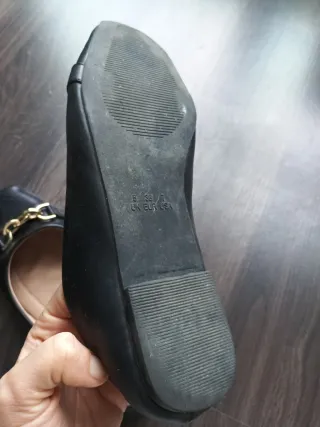 Manoletinas negras punta cuadrada con cadena