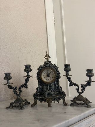 Antiguo reloj sobremesa y candelabro