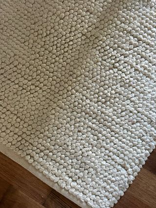 Alfombra beige o marfil