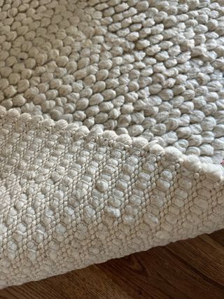 Alfombra beige o marfil