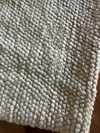 Alfombra beige o marfil