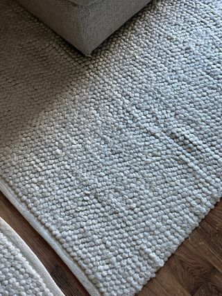 Alfombra beige o marfil