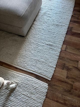 Alfombra beige o marfil