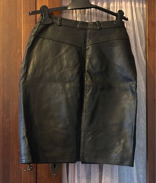 Falda de cuero negra