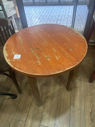 Mesa redonda de madera